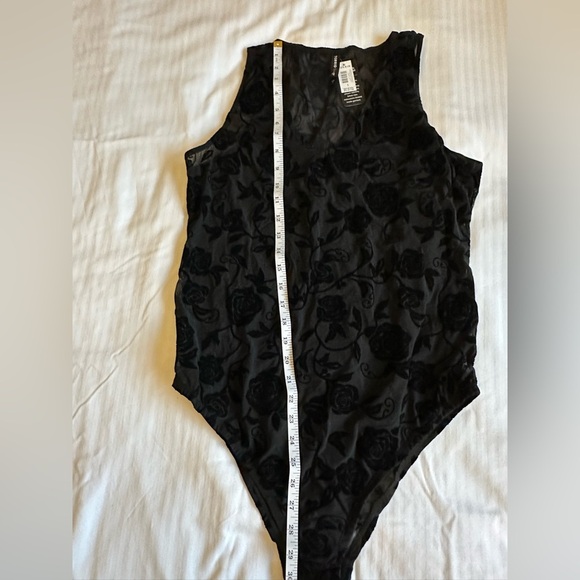 NWT Torrid Black Mesh Floral Flocked V-Neck Bodysuit - Picture 2 of 5